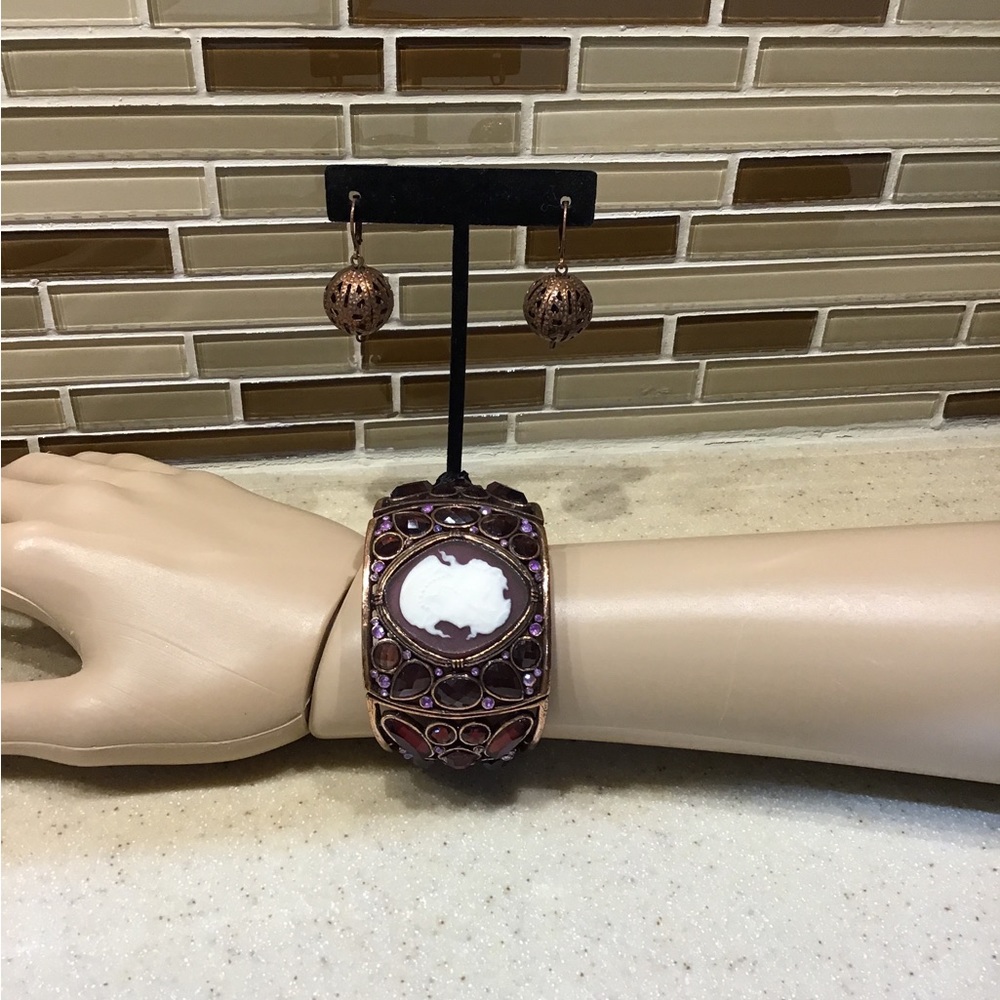 Copper tone multi stone stretch Cameo Bracelet.